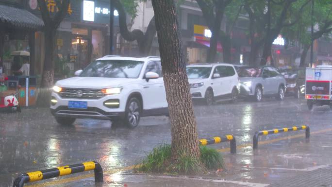 城市下暴雨下雨天雨季汽车人流街道街头街景