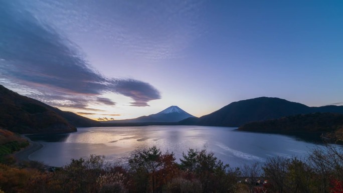 日本元津湖富士山上的夜晚到日出的时间间隔