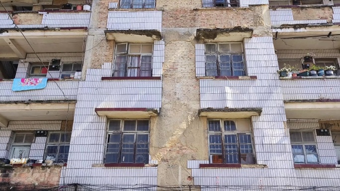 旧水泥楼建筑质量差外墙砖脱落危房等待拆迁