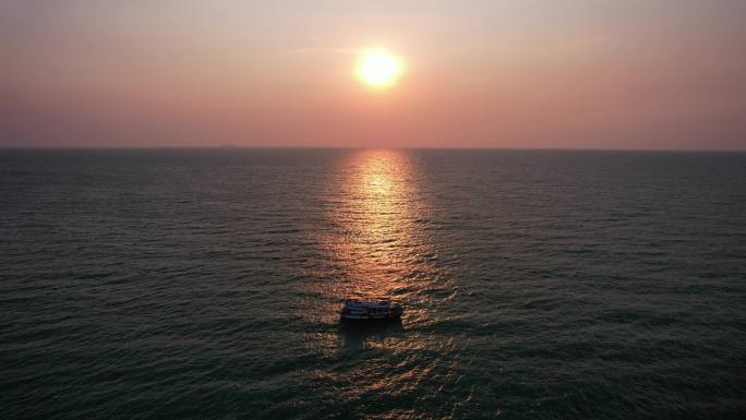 日出日落下的海洋船航拍4