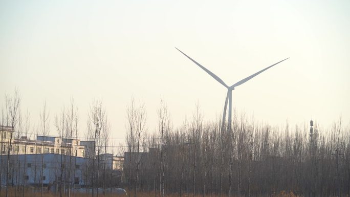 宁静村庄风力发电平稳的转动运行