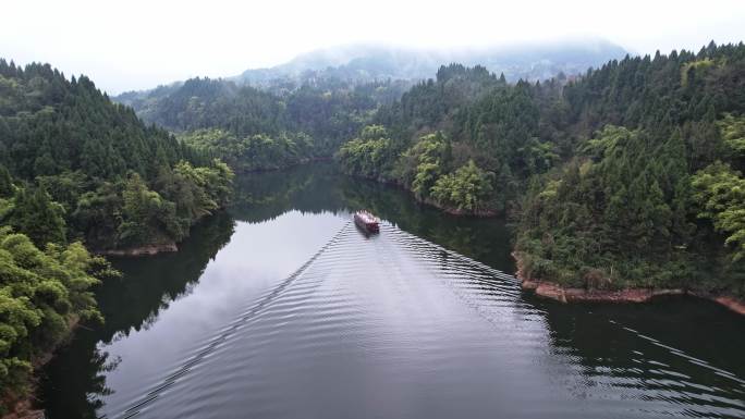 湖面游船坐船旅游