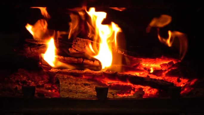 壁炉里的慢火燃烧木柴