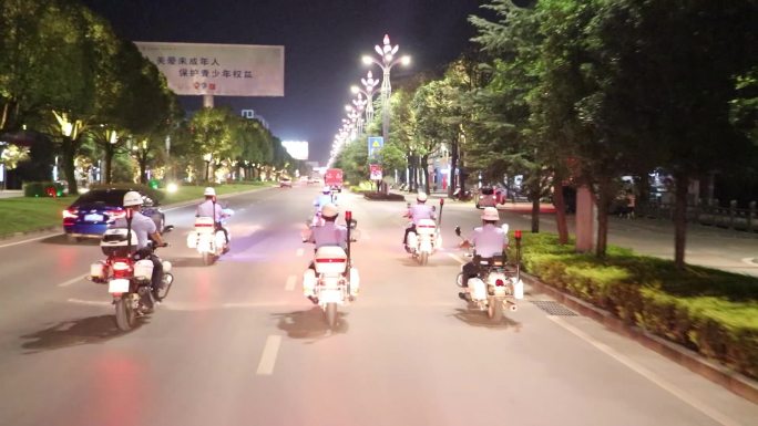 晚上警车出警巡逻警用摩托车警察路面巡逻