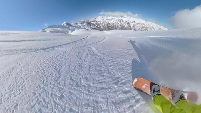 镜头:在风景如画的阿尔巴尼亚阿尔卑斯雪山上滑雪