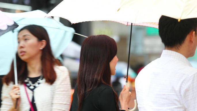 下雨天男女打伞