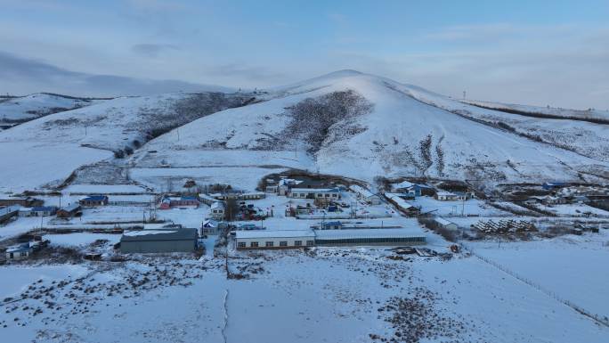 内蒙古边塞山村农场嘎查雪景