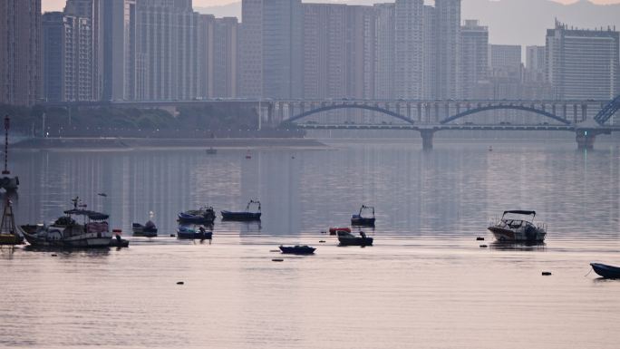 钱塘江上的小渔船和复兴大桥