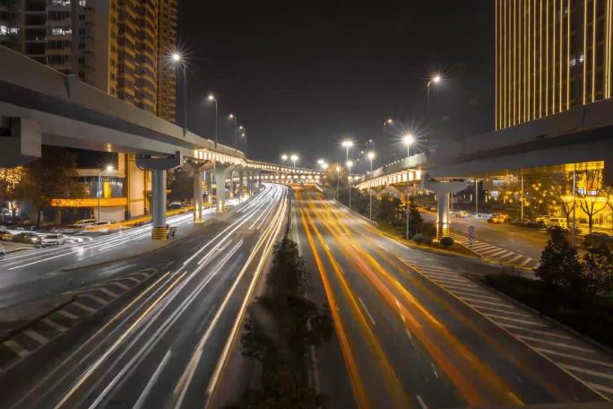 夜晚城市光轨车流延时摄影