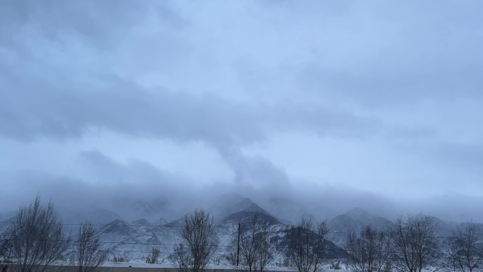 迷雾中的大山