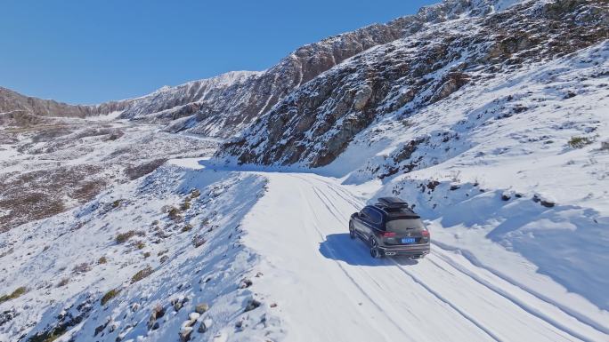 车辆行驶在雪域高原