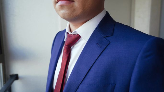 男人的西装和红色领带