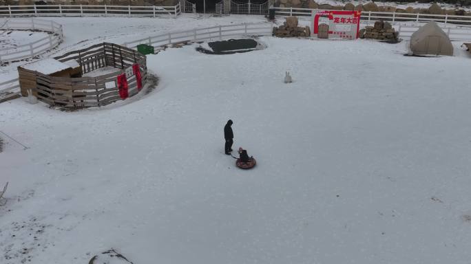 下雪游玩父子雪地滑雪圈