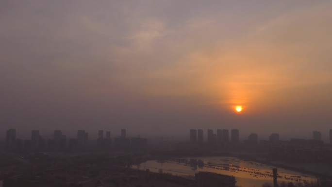 冬天城市日出雾霾黎明天际线早晨空气污染