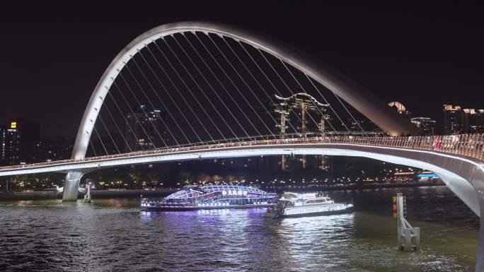 4K实拍，广州海心桥下珠江游轮驶过江面。