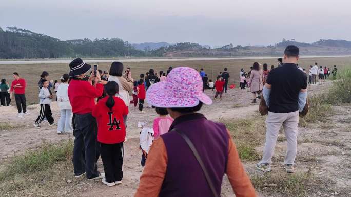 机场飞机场飞起飞游客围观飞机滑行游客拍照