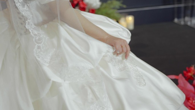 新娘抚摸自己的婚纱广告