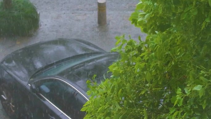 城市马路道路下暴雨倾盆大雨下雨天雨水雨滴