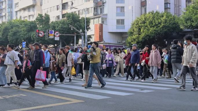 城市路口斑马线行人过马路