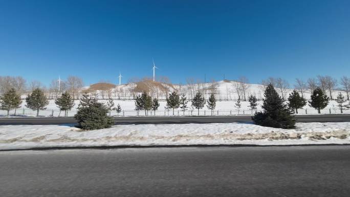 开车行驶在雪后公路 车窗外雪景