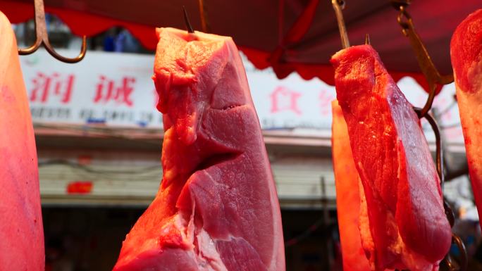 菜市场售卖生鲜猪肉