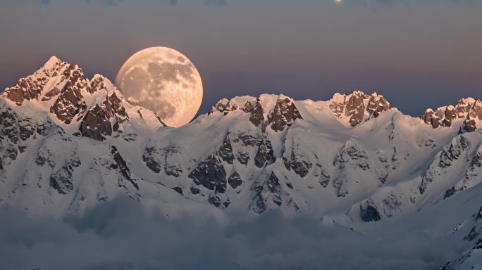 雪山上的巨大圆月