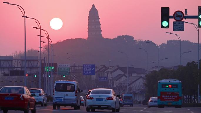 清晨虎丘塔日出车流