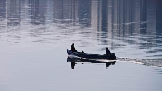 钱塘江上的一艘小渔船