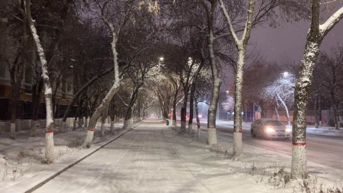 风雪夜晚中的道路