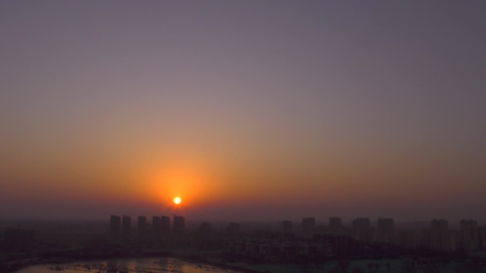 黎明城市天际线日出东方希望太阳升早晨雾霾