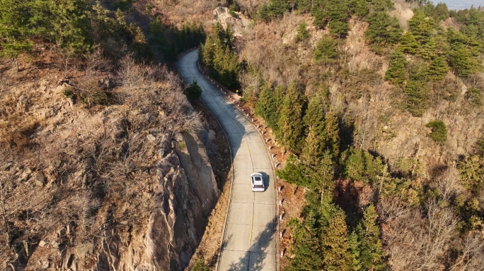 汽车在蜿蜒崎岖的山路上行驶