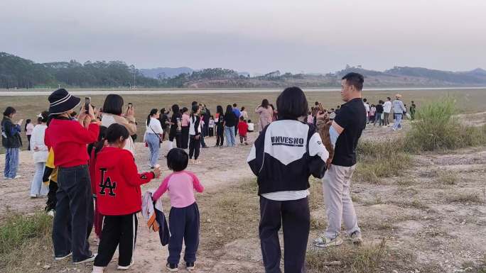 玉林福绵机场网红机场山头众多人群观看飞机