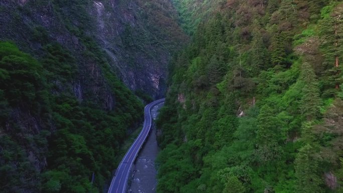 航拍川西峡谷中的公路