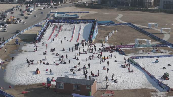 航拍威海海洋科技馆龙年新春冰雪嘉年华