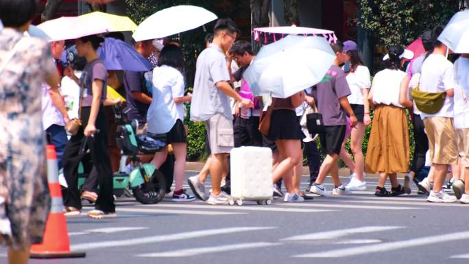 城市夏天暑假酷暑高温炎热街道人群人流汽车