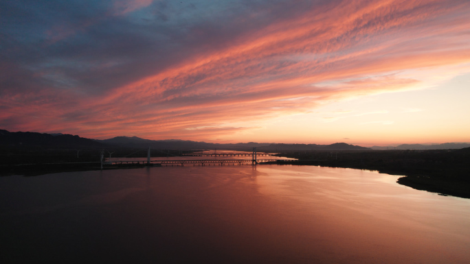 4K震撼风景水库夕阳晚霞火凤凰展翅