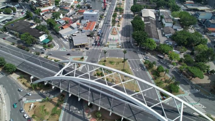 金属桥。巴西圣保罗市奥萨斯科的雷纳尔多·德奥利维拉高架桥