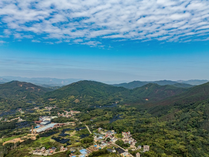 被山脉包裹着的村落