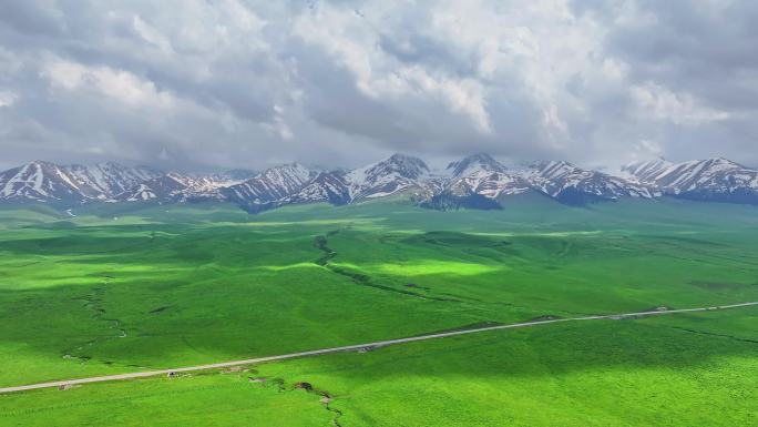 航拍新疆伊犁那拉提草原