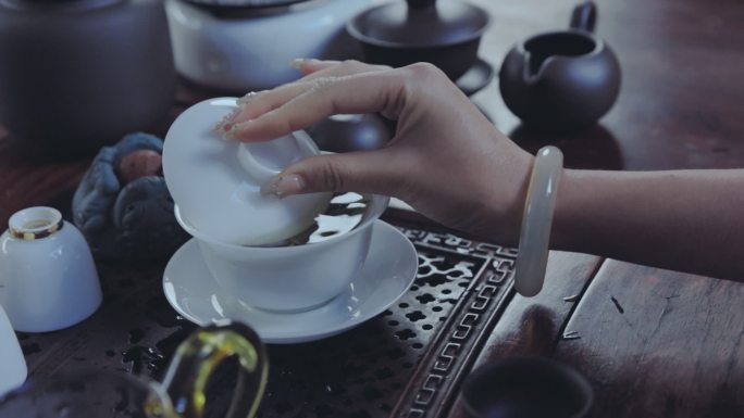 庭院泡茶的古典东方美女盖碗