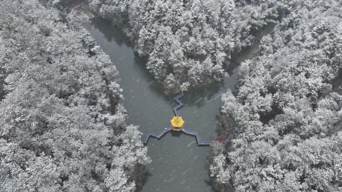 雪中的凤凰山水库