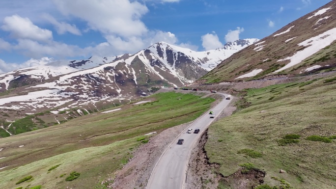 航拍新疆昆仑山雪山公路