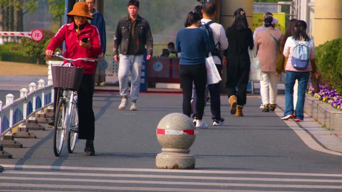 城市马路汽车车辆行驶车流斑马线人行道行人