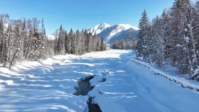 新疆冬季旅游 禾木 雪山