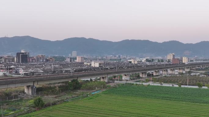 高铁路过潮汕民居