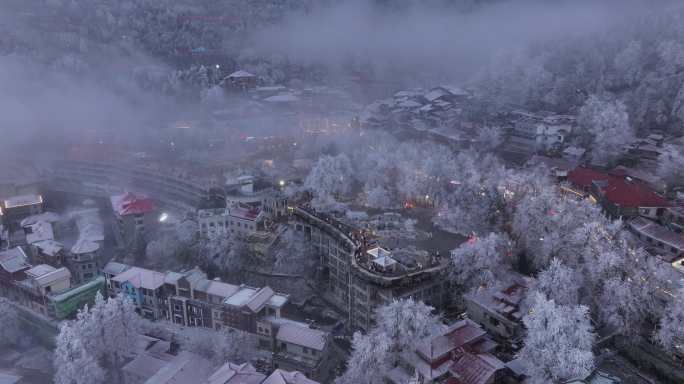 庐山牯岭镇云雾雪景