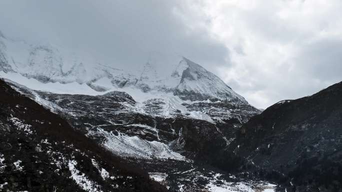 稻城亚丁央迈勇雪山