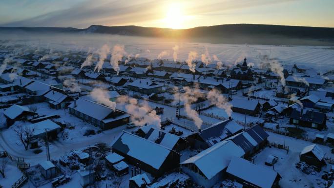 冬季雪后的东北农村日出 航拍东北农村炊烟