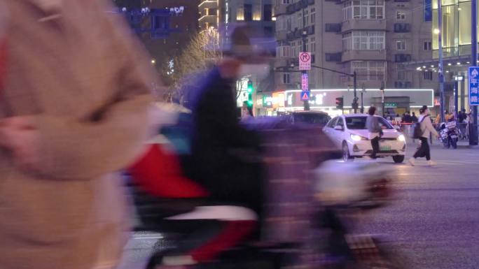 夜晚城市行人过马路汽车车辆车流人流脚步夜