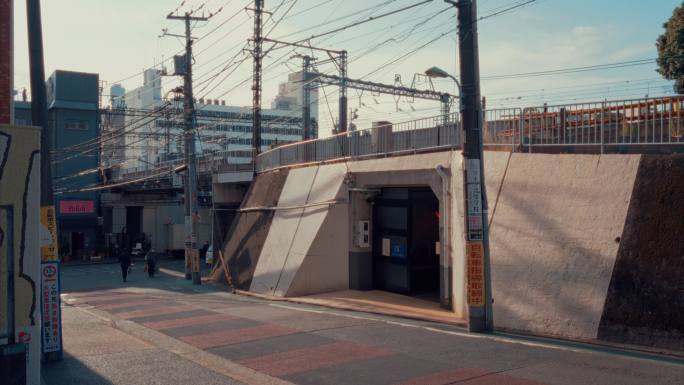 日本东京午后代官山街景，电车入站